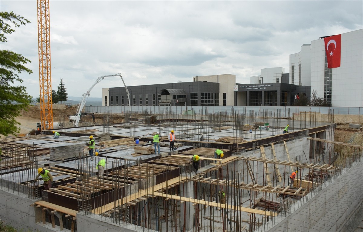 Kütahya'nın Tavşanlı ilçesindeki Tavşanlı Doç. Dr. Mustafa Kalemli Devlet Hastanesinin ek binası...