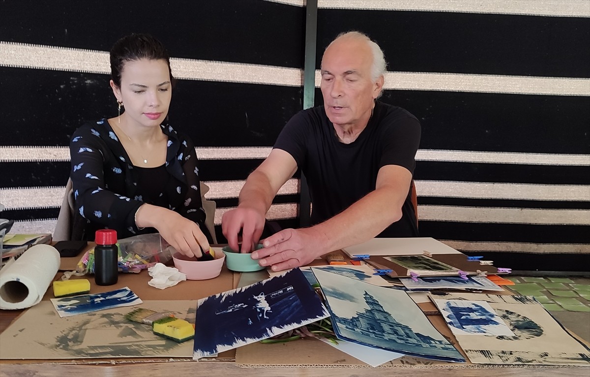 Litvanyalı fotoğraf sanatçısı Jonas Danielevicius (sağda), Samsun'un Salıpazarı ilçesindeki...