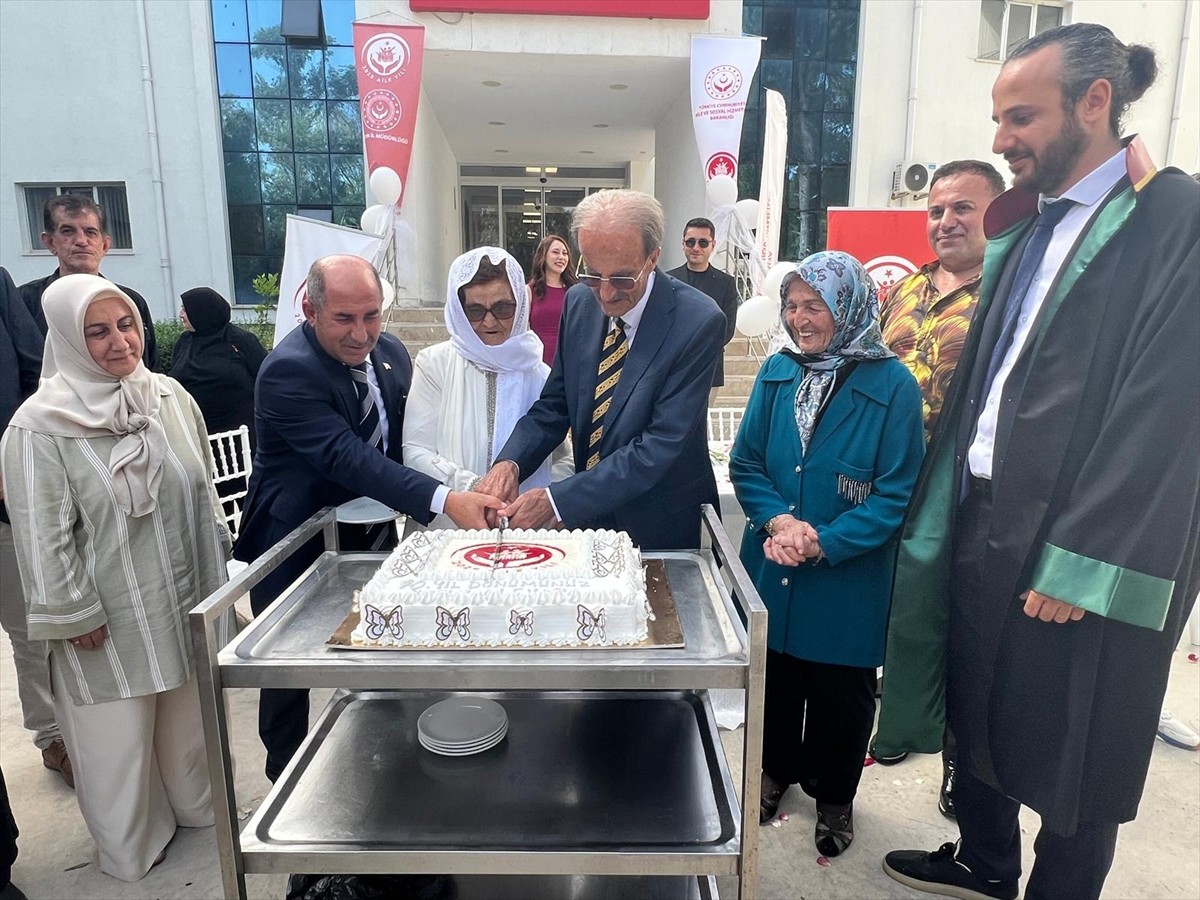 Malatyalı depremzede Hatice Özer (87) ile Seydi Ali Özer (90) çifti, evliliklerinin 70. yılını...