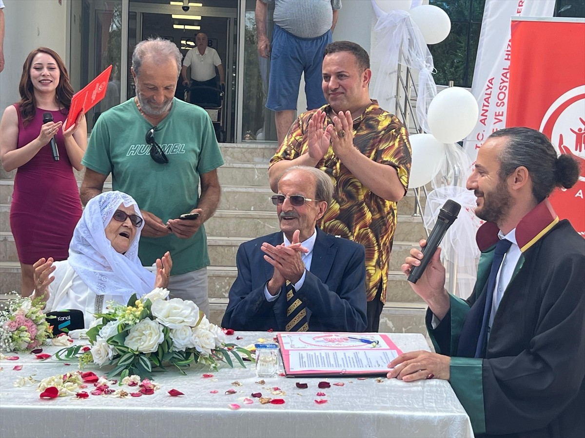 Malatyalı depremzede Hatice Özer (87) ile Seydi Ali Özer (90) çifti, evliliklerinin 70. yılını...