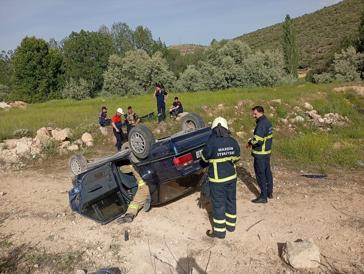 Mardin'in merkez Artuklu ilçesinde, otomobilin devrilmesi sonucu bir çocuk öldü, anne ve babası...