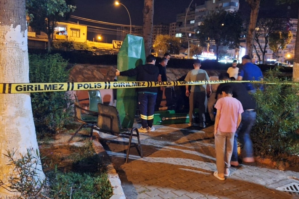 Mersin'in Tarsus ilçesinde bir kişi parkta ölü bulundu.