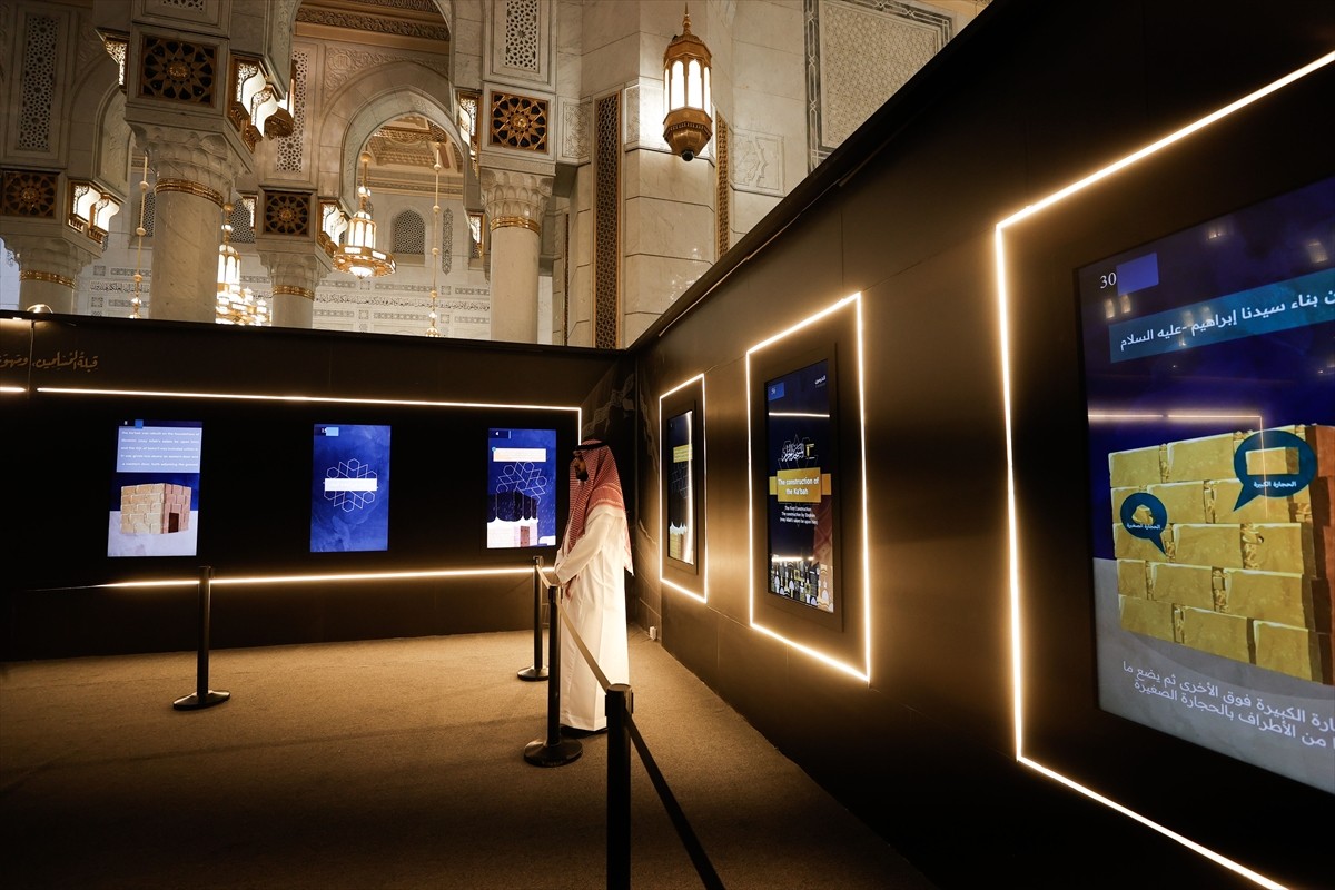 Mescid-i Haram'da Kabe'nin inşa aşamalarını gösteren "İlk Ev" sergisine hacı adayları ilgi...