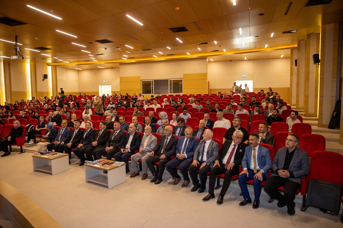 Milli Eğitim Bakan Yardımcısı Nazif Yılmaz (sol 3), Sakarya Üniversitesi (SAÜ) İlahiyat...