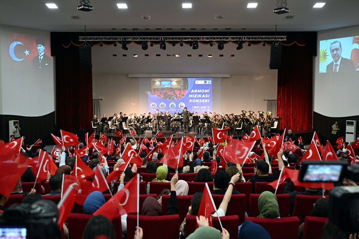 Milli Savunma Bakanlığı (MSB) Armoni Mızıkası Komutanlığı, Afyonkarahisar'da sahneye...