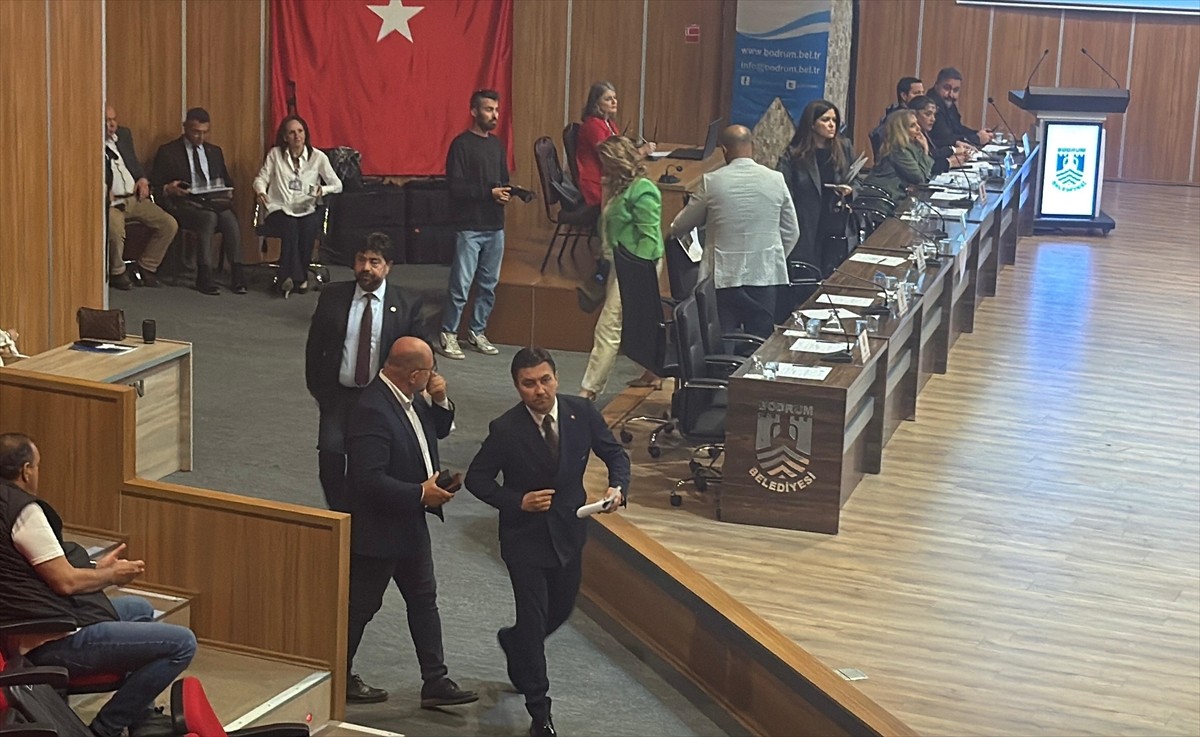 Muğla'da, Bodrum Belediyesi'nin olağan meclis toplantısında CHP'li meclis üyeleriyle yaşanan...