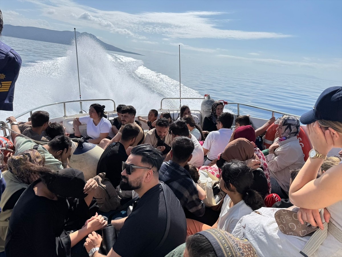 Muğla'nın Bodrum ilçesi açıklarında yelkenli teknede 95 düzensiz göçmen ile 2 göçmen kaçakçısı...