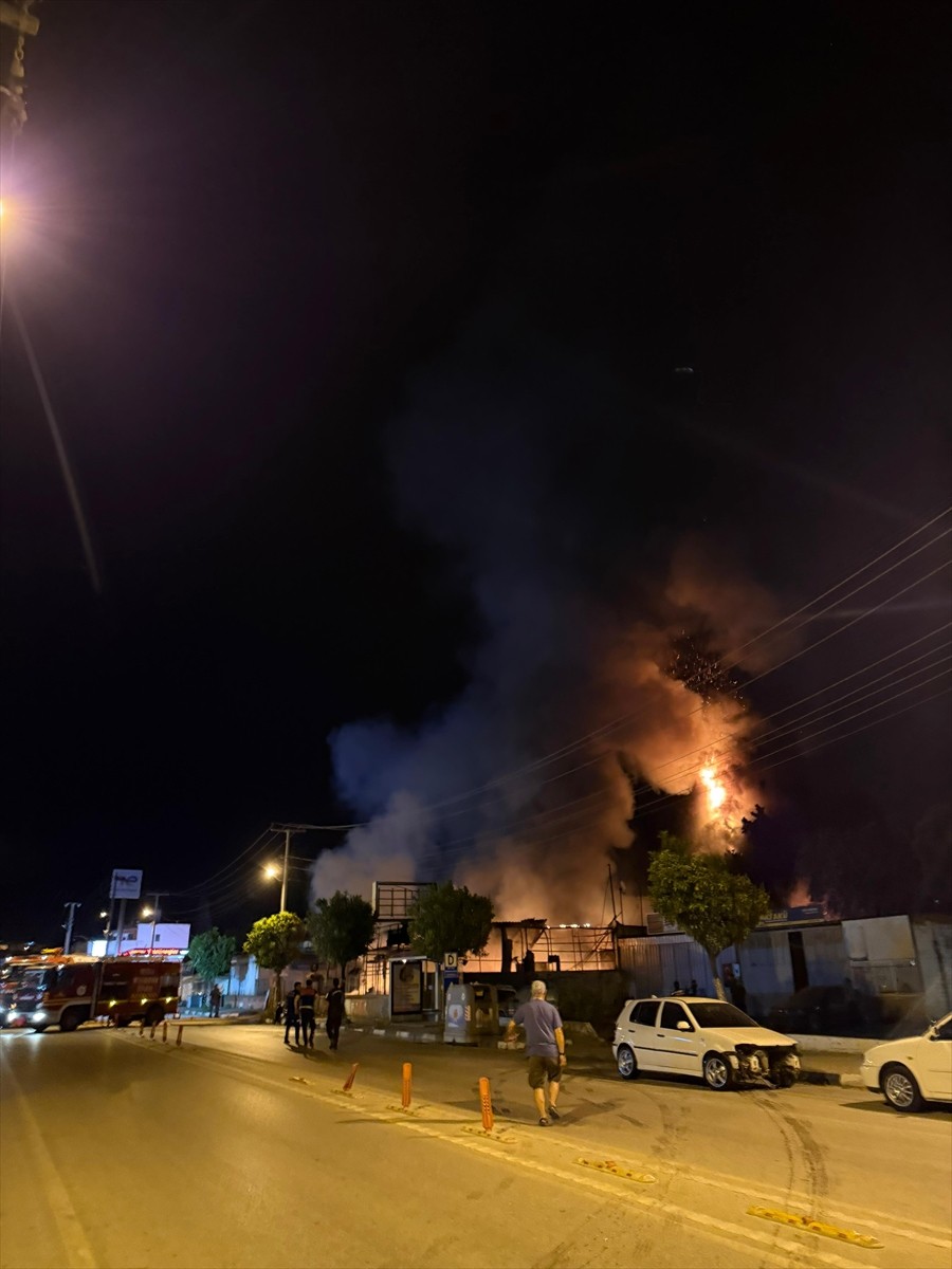 Muğla'nın Bodrum ilçesinde bir iş yerinde çıkan yangın büyük çapta hasara neden oldu. Ekiplerin...