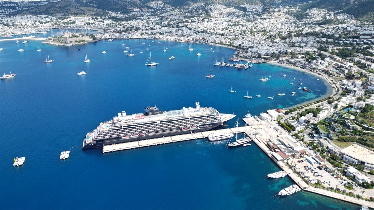 Muğla'nın Bodrum ilçesine "Explora I" isimli kruvaziyerle 590 yolcu geldi. Marmaris Limanı'nın...