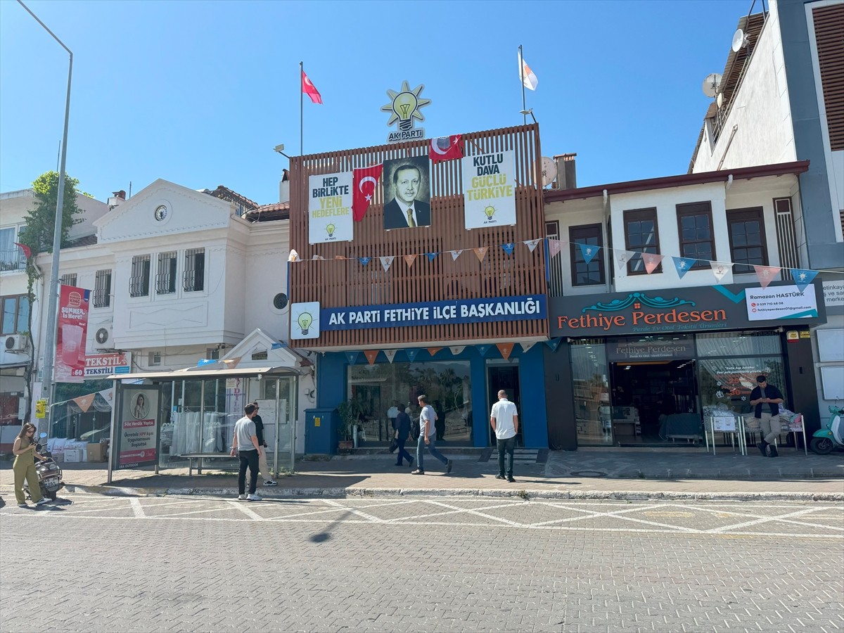 Muğla'nın Fethiye ilçesinde, AK Parti İlçe Başkanlığı binasına maskeli bir kişi taşlı saldırıda...