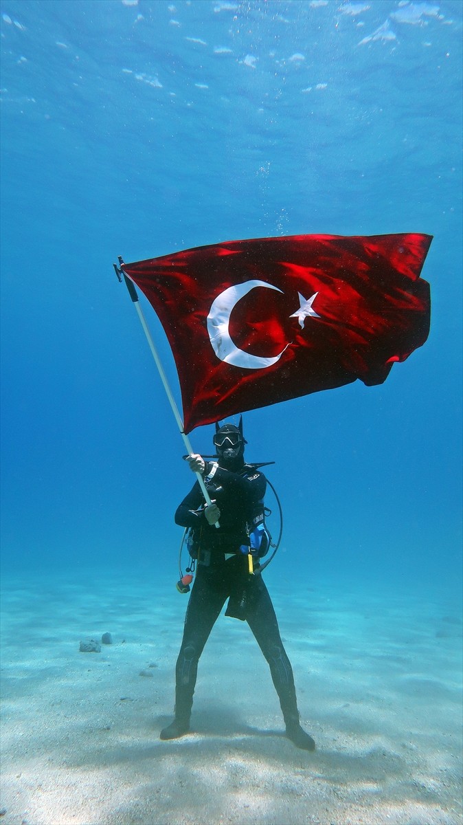 Muğla'nın Fethiye ilçesinde bir grup dalgıç, 19 Mayıs Atatürk'ü Anma Gençlik ve Spor Bayramı'nı...