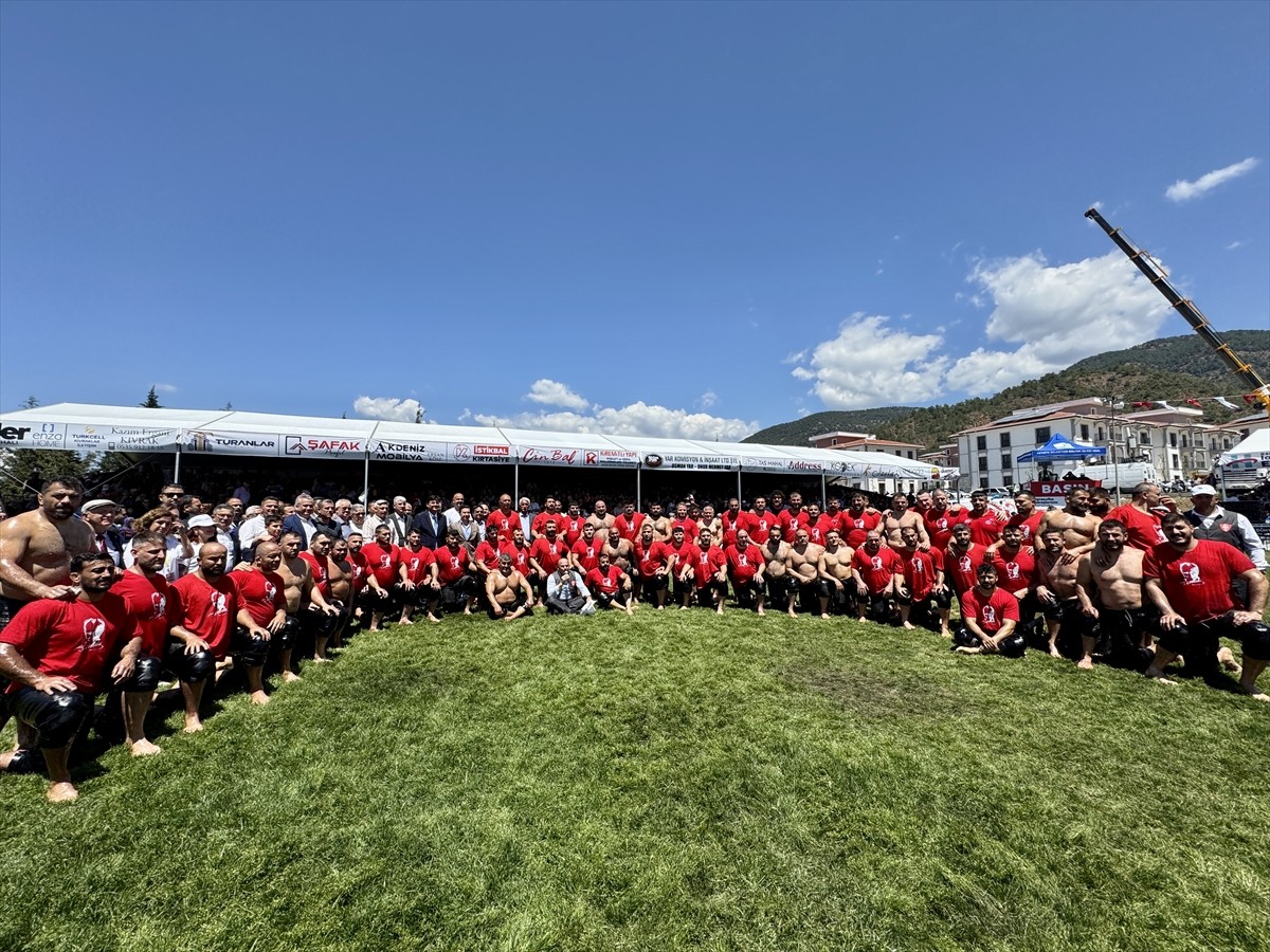 Muğla'nın Fethiye ilçesinde düzenlenen 3. Mustafa Kiremitli Yağlı Güreşleri'nin başpehlivanı...