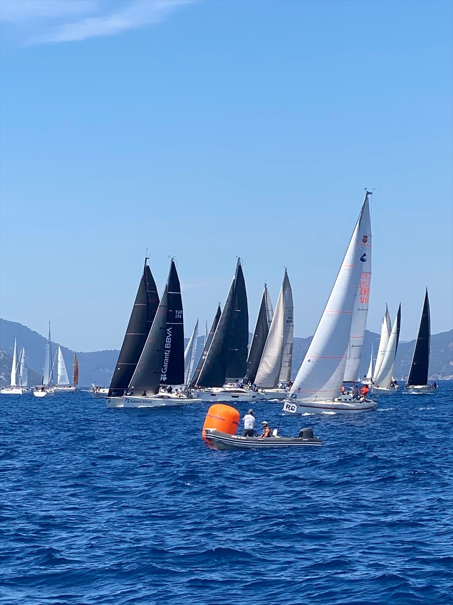 Muğla'nın Fethiye ilçesinde düzenlenen Atatürk'ü Anma Gençlik Kupası Yelken Yarışları'nın startı...
