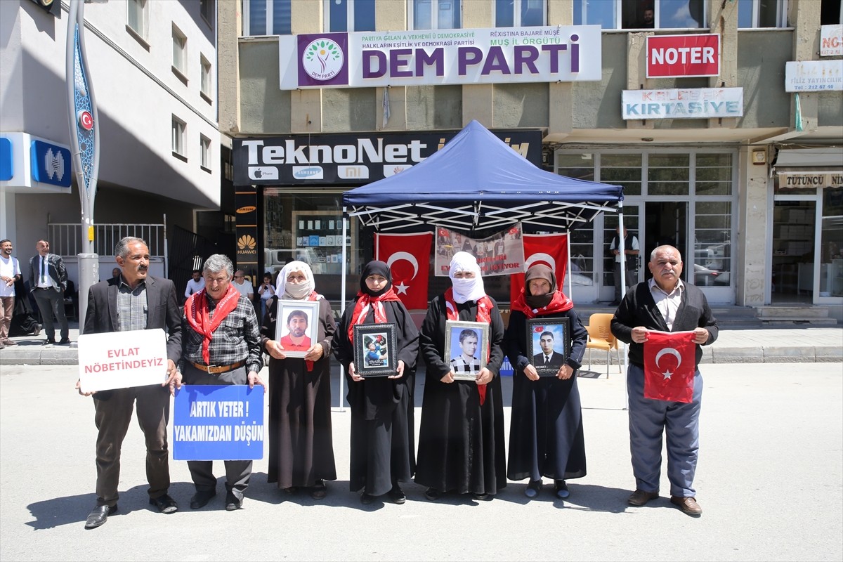 Muş'ta çocukları terör örgütü PKK tarafından kaçırılan aileler, DEM Parti İl Başkanlığı binası...