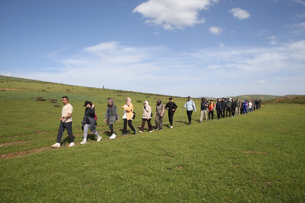 Muş'ta Valilik, İl Afet ve Acil Durum Müdürlüğü (AFAD) ve Genç Adımlar Derneği işbirliğiyle doğa...