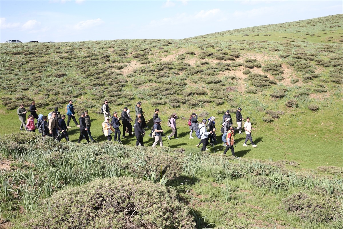 Muş'ta Valilik, İl Afet ve Acil Durum Müdürlüğü (AFAD) ve Genç Adımlar Derneği işbirliğiyle doğa...