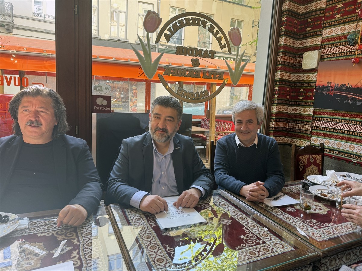 Müstakil Sanayici ve İşadamları Derneği (MÜSİAD) Belçika Başkanı Hayri Apaydın (ortada)...