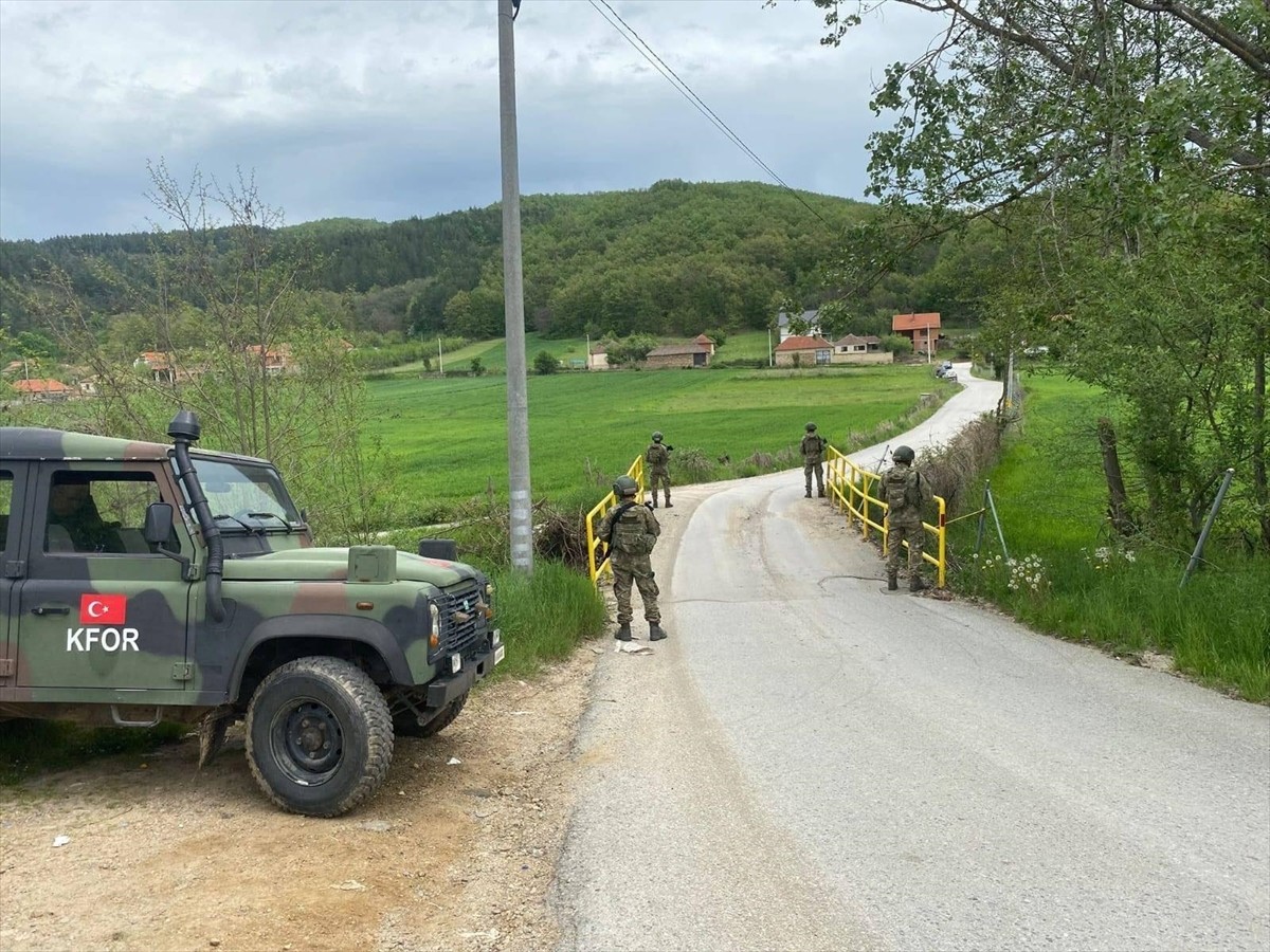 NATO'nun Kosova'daki Barış Gücü (KFOR) bünyesinde görevli Türk askeri, Kosova genelinde güvenliği...