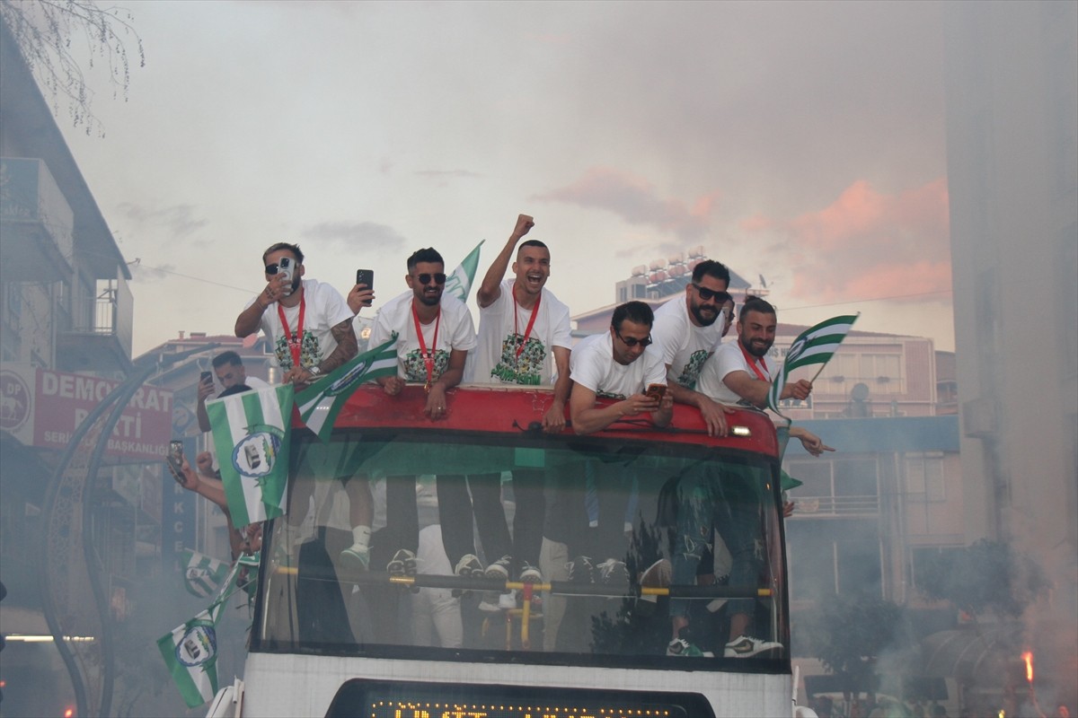 Nesine 2. Lig Kırmızı Grup'ta şampiyon olarak Trendyol 1. Lig'e yükselen Antalya Belek...