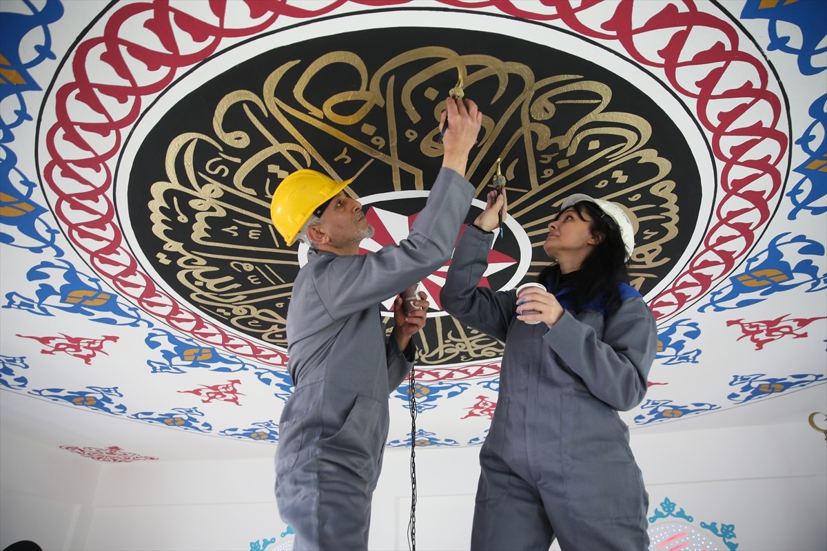 Ordu'da yaşayan nakkaş Ersin ve Kübra Saraç çifti, 6 yıldır cami duvarlarını çeşitli motiflerle...