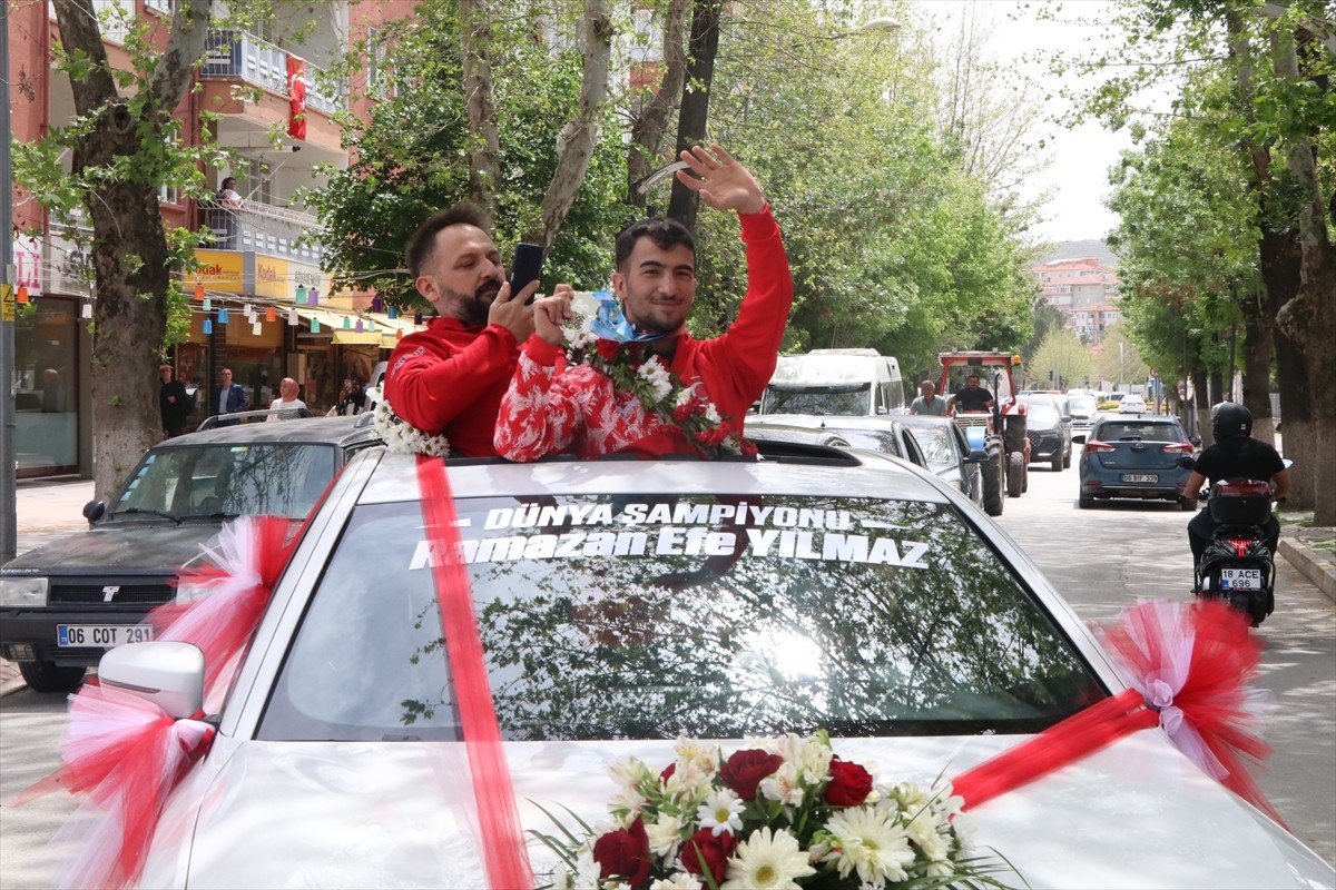 Peru'nun Lima kentinde düzenlenen Dünya Yıldızlar ve Gençler Halter Şampiyonası'nda bir altın ve...