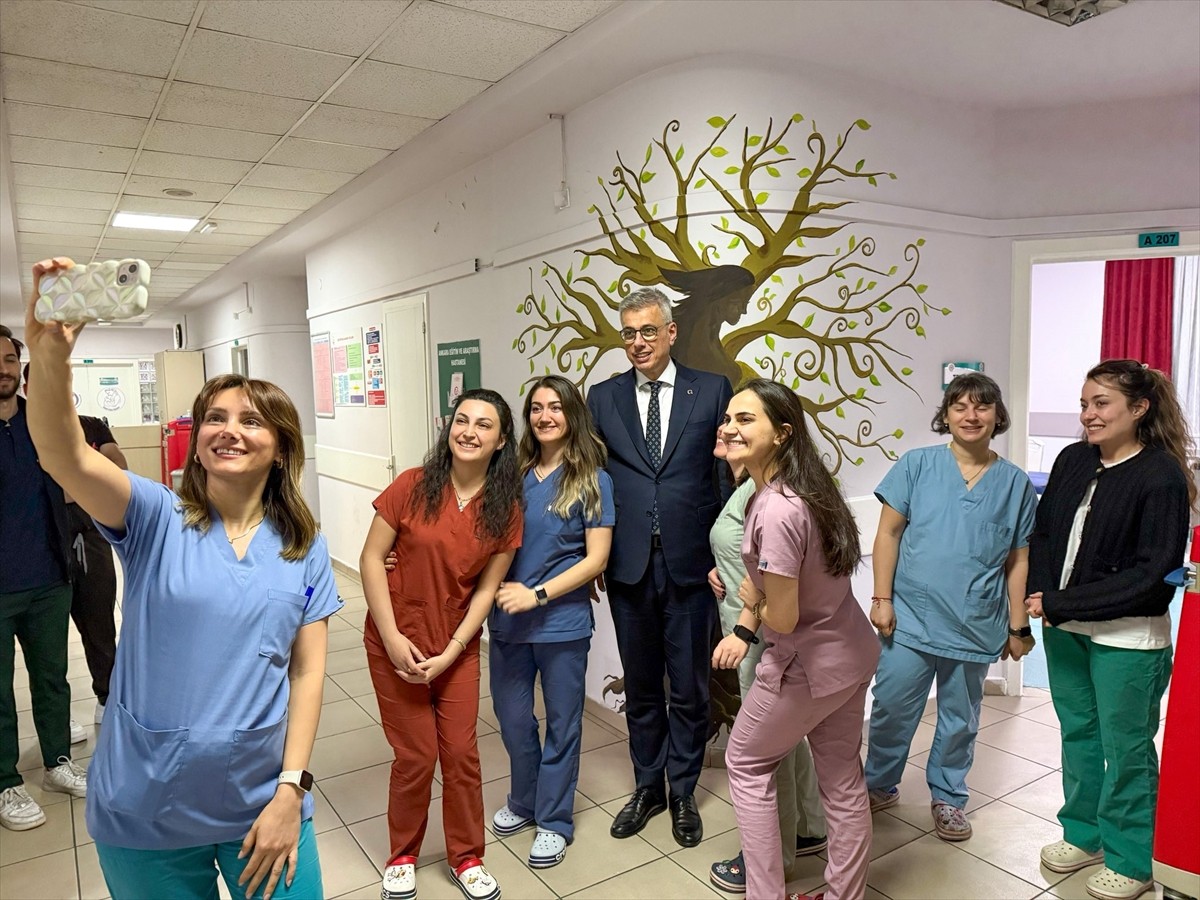 Sağlık Bakanı Kemal Memişoğlu, Dünya Ebeler Günü dolayısıyla hastanede görevi başındaki ebelere...