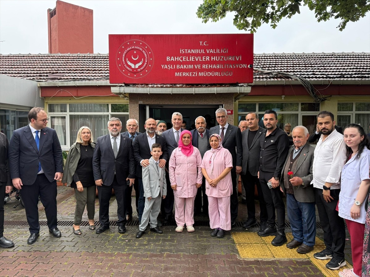 Sağlık Bakanı Kemal Memişoğlu (sağ 6) ile Ticaret Bakanı Ömer Bolat (sağ 8), Bahçelievler Huzurevi...