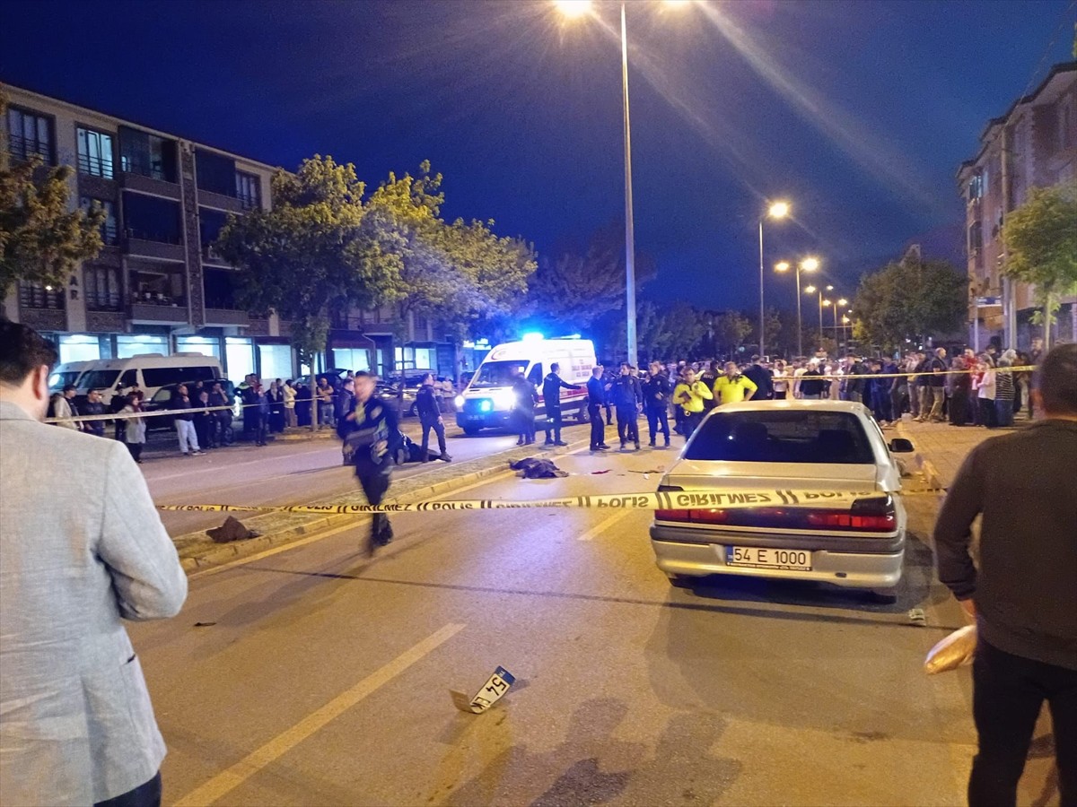 Sakarya'nın Hendek ilçesinde otomobilin çarptığı 2 kadın, olay yerinde hayatını kaybetti.