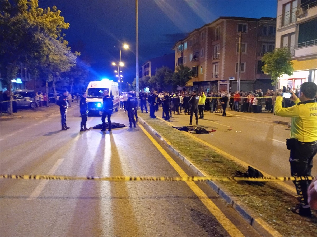 Sakarya'nın Hendek ilçesinde otomobilin çarptığı 2 kadın, olay yerinde hayatını kaybetti.
