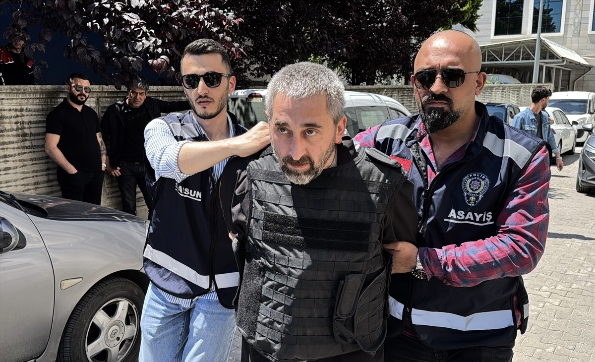 Samsun'da kardeşini silahla vurarak öldürdüğü gerekçesiyle gözaltına alınan şüpheli, adliyeye sevk...