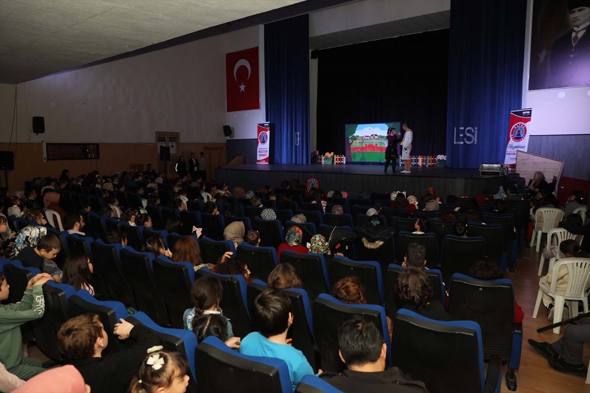 Samsun'un Bafra ilçesinde, "Portakal Çocuk" tiyatrosu sahneye konuldu.