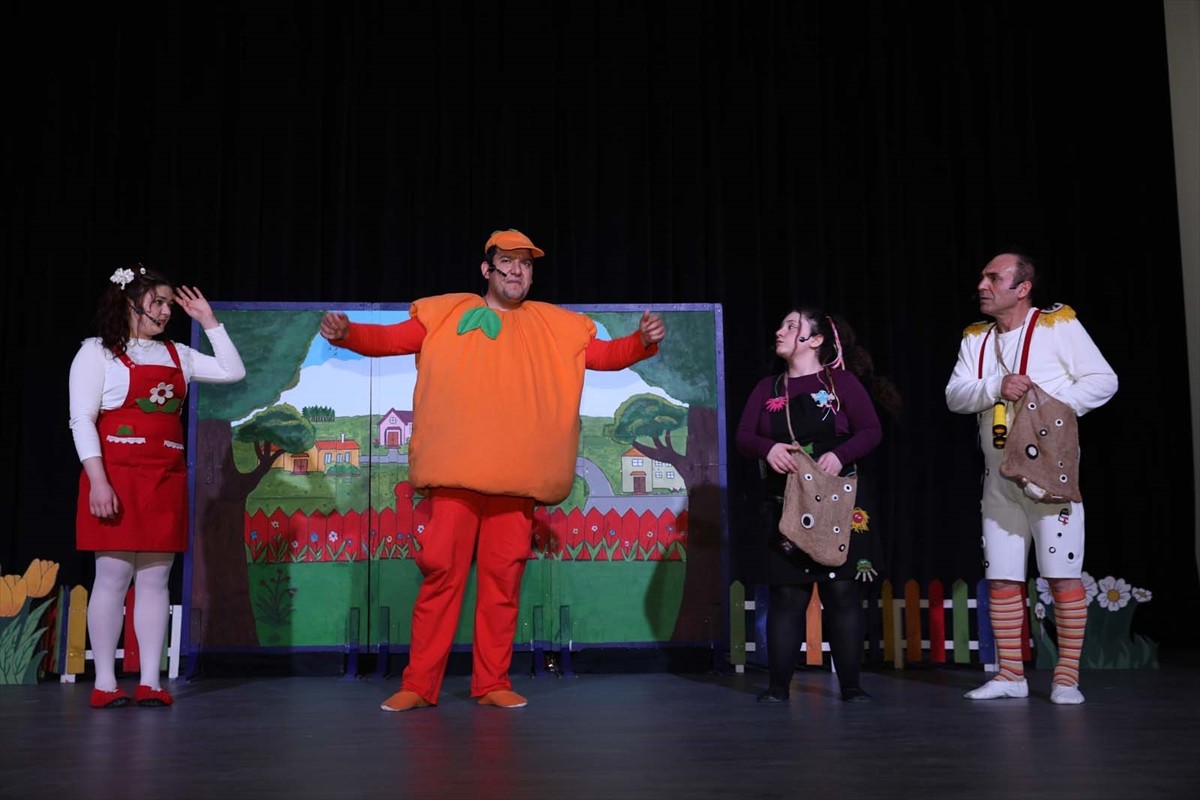 Samsun'un Bafra ilçesinde, "Portakal Çocuk" tiyatrosu sahneye konuldu.