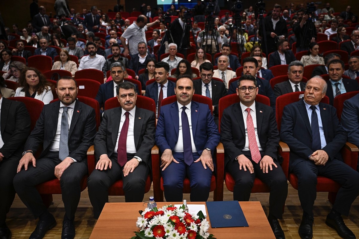 Sanayi ve Teknoloji Bakanı Mehmet Fatih Kacır (ortada), Teknopark Ankara'da düzenlenen "Ankara...
