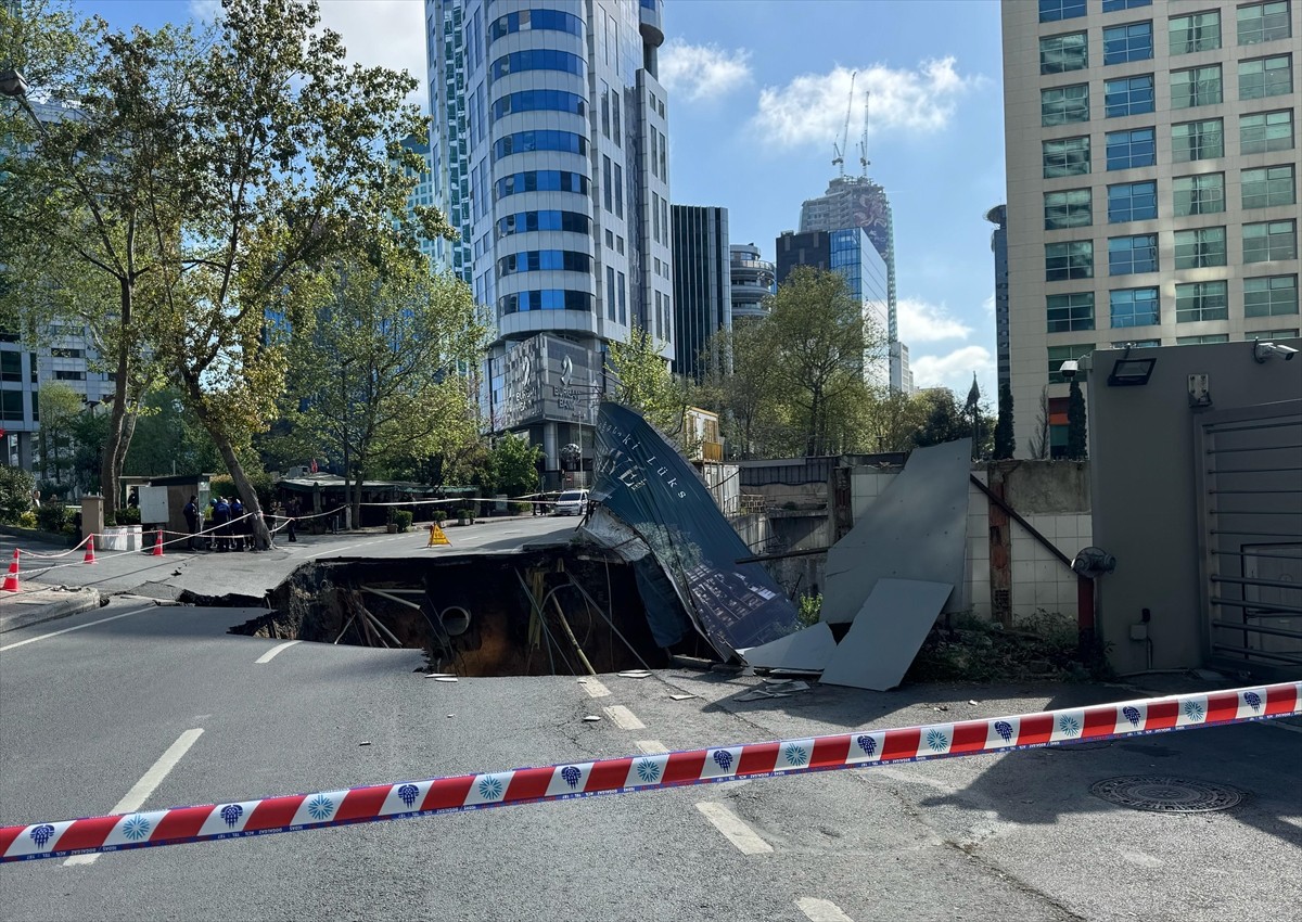 Sarıyer'de gece saatlerinde çökme meydana gelen Eski Büyükdere Caddesi trafiğe kapatıldı.