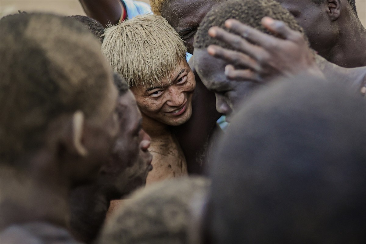 Senegal'de yaşayan Japon güreşçi Shogo Uozumi bir yandan geleneksel Senegal güreşini öğrenirken...