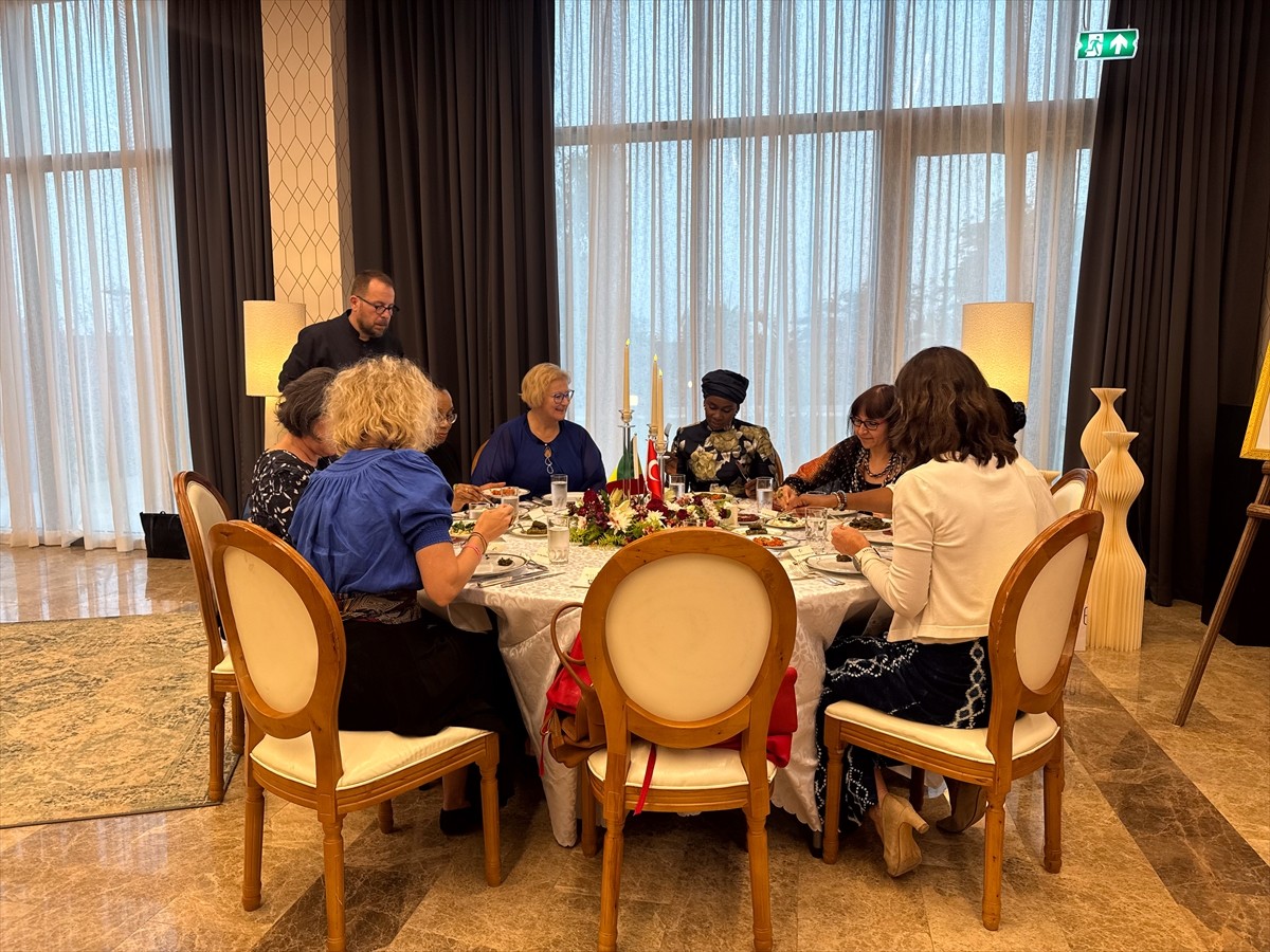 Senegal Cumhurbaşkanı Bassirou Diomaye Faye'ın eşi Marie Khone Faye (fotoğrafta), Dakar'da kadın...