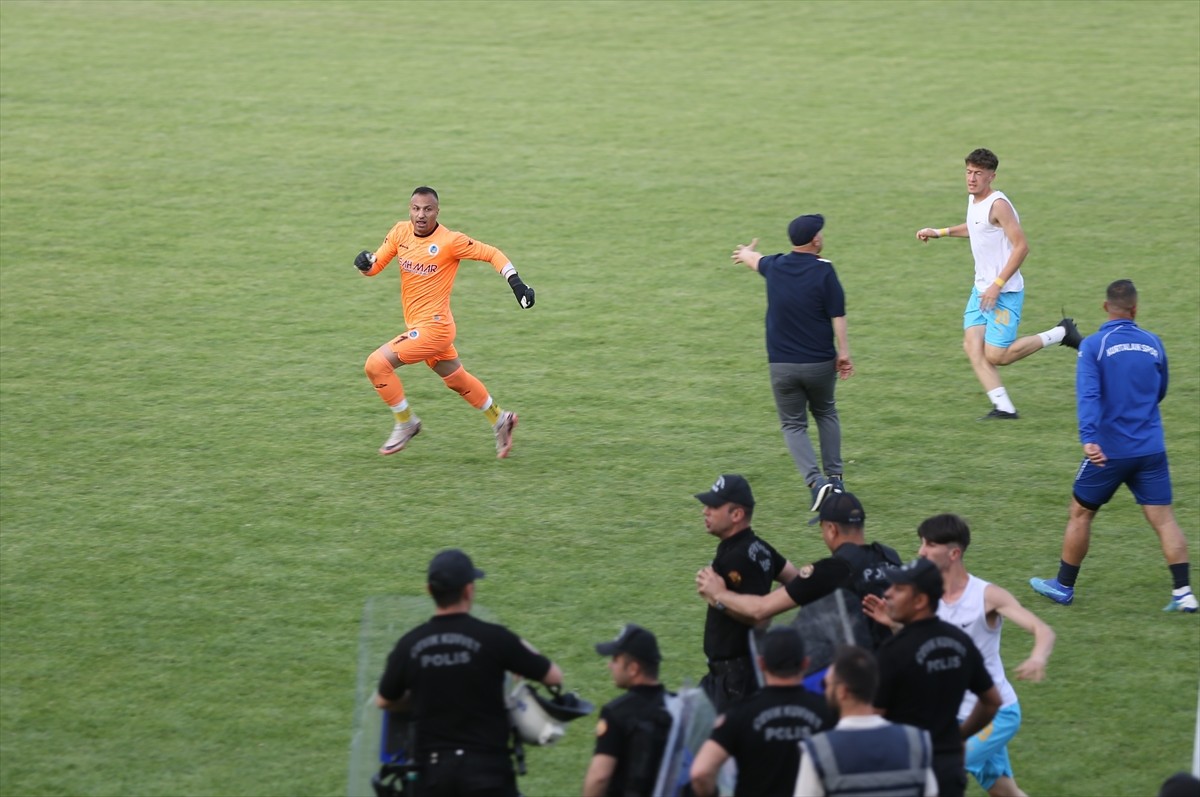 Siirt'te Bölgesel Amatör Lig'de (BAL) Kurtalanspor ile Gelecek Siirt 56 Spor Kulübü arasındaki...