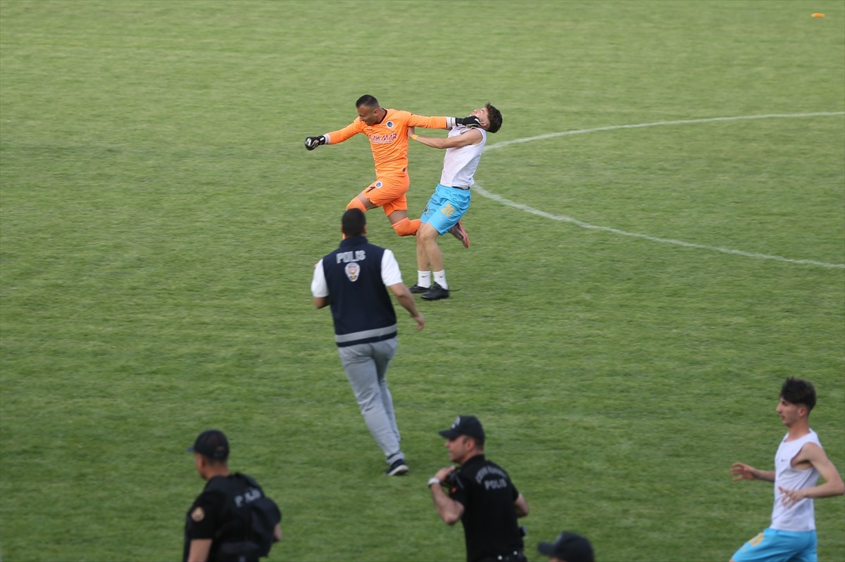 Siirt'te Bölgesel Amatör Lig'de (BAL) Kurtalanspor ile Gelecek Siirt 56 Spor Kulübü arasındaki...