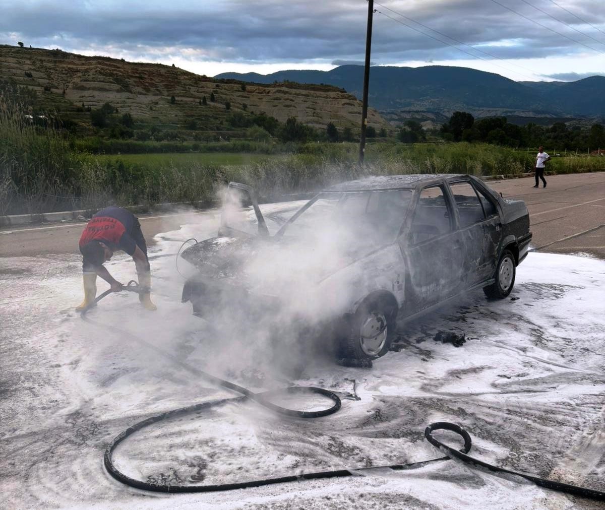 Sinop'un Boyabat ilçesinde seyir halindeki otomobilde çıkan yangın, itfaiye ekiplerince...