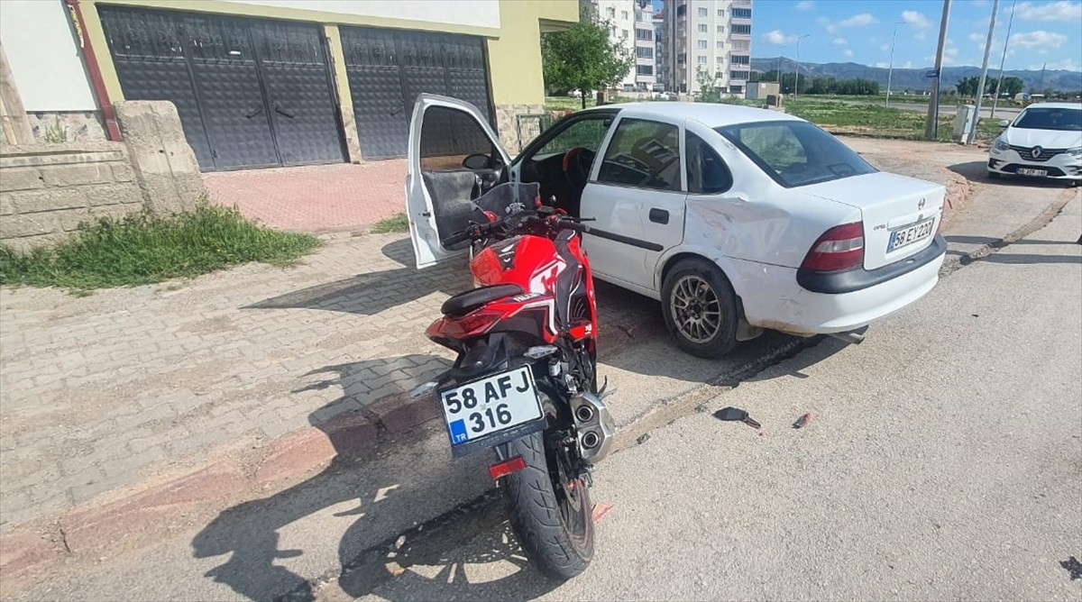 Sivas'ın Şarkışla ilçesinde motosiklet ile otomobilin çarpışması sonucu 2 kişi yaralandı.