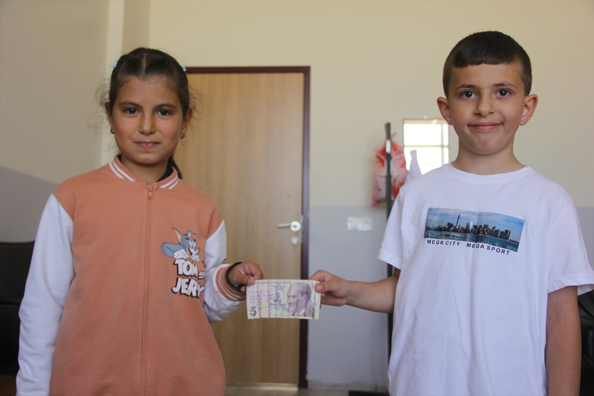 Sivas'ın Zara ilçesinde ilkokul öğrencisi Zehra Özel (solda), alışverişin ardından kantinden...