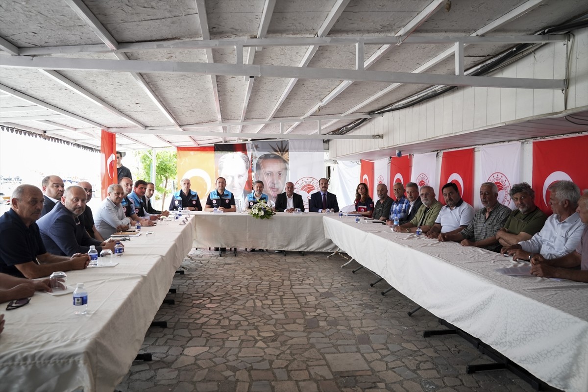 Tarım ve Orman Bakanı İbrahim Yumaklı (ortada), Samatya Balıkçı Barınağı'nda balıkçılarla...