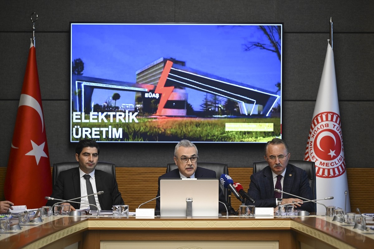 TBMM Kamu İktisadi Teşebbüsleri (KİT) Komisyonu, Mustafa Savaş başkanlığında toplandı. EÜAŞ'ın...