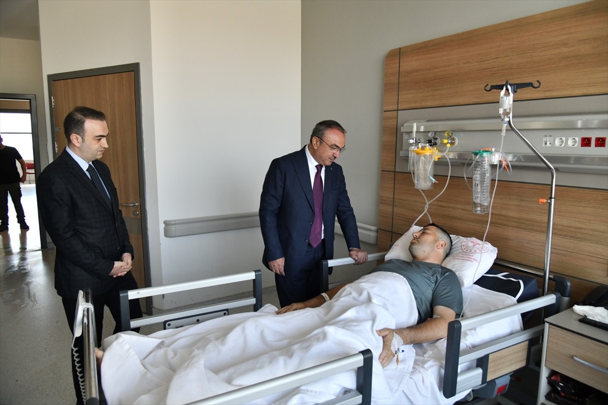  Tekirdağ Valisi Recep Soytürk, "dur" ihtarına uymayan cipin çarpması sonucu yaralanan polis...