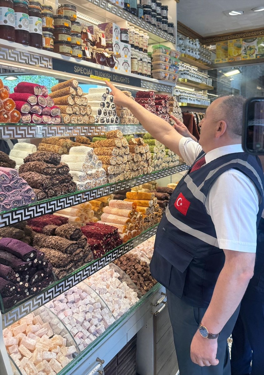 Ticaret Bakanlığı ekipleri, Kurban Bayramı öncesi İstanbul'un çeşitli yerlerinde temel gıda ve...
