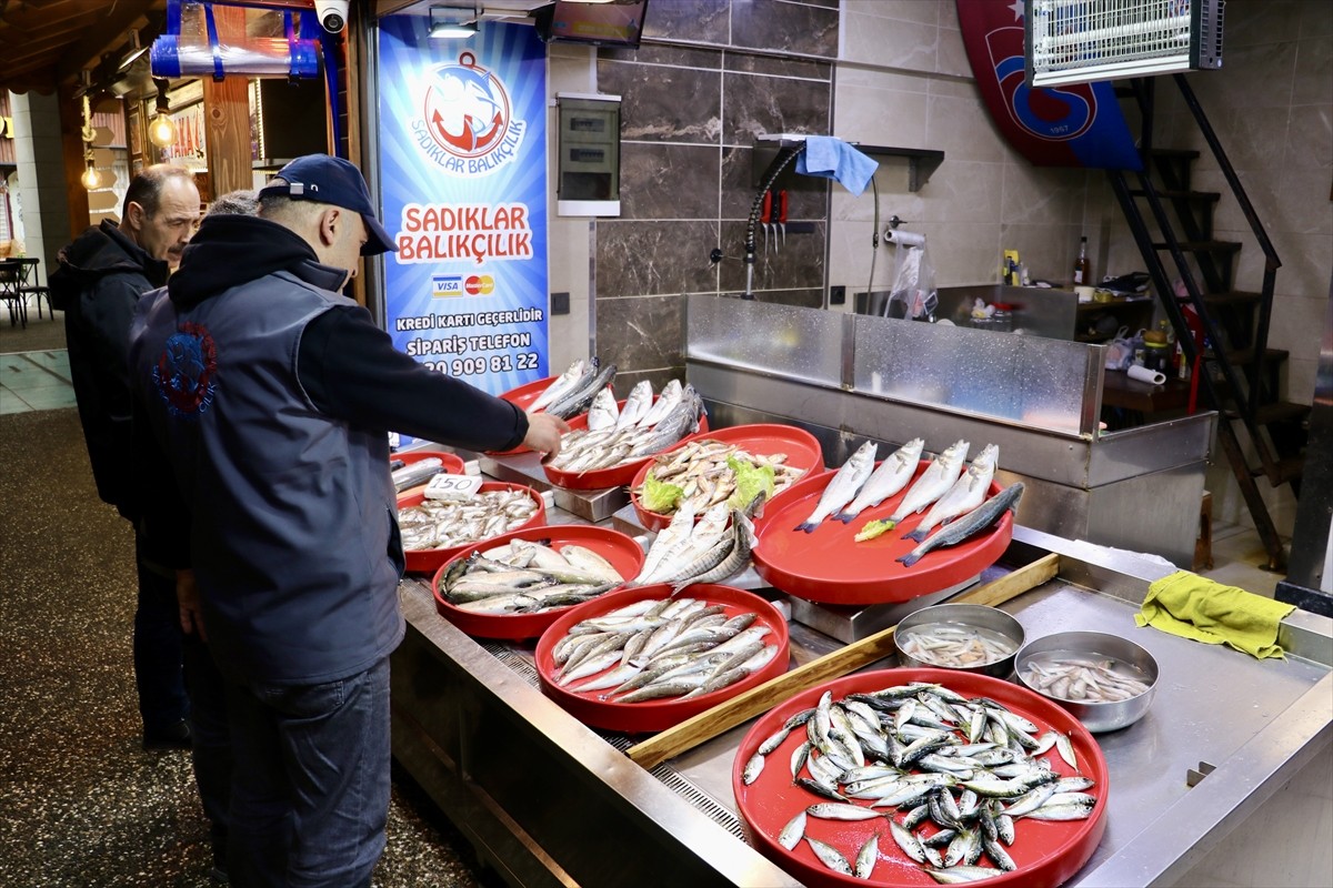 Trabzon'da çeşitliliğin bol olduğu balıkçı tezgahlarında en fazla mezgit ve istavrit rağbet...