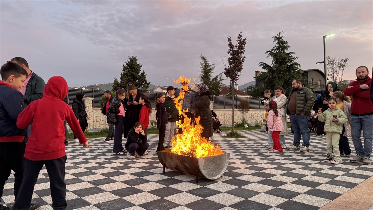 Trabzon'da Hıdırellez kemençe ezgileri ve horon eşliğinde kutlandı. Yomra ilçesine bağlı Kaşüstü...