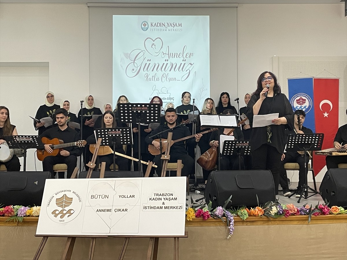 Trabzon'da özel gereksinimli bireylerin annelerinden oluşan koro, Anneler Günü etkinliğinde sahne...