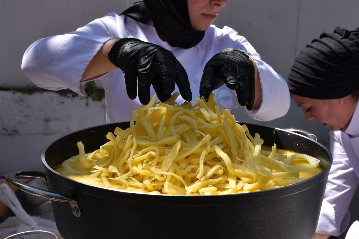 Trabzon'da, "Türk Mutfağı Haftası" etkinlikleri kapsamında coğrafi işaretli ürünlerle hazırlanan...