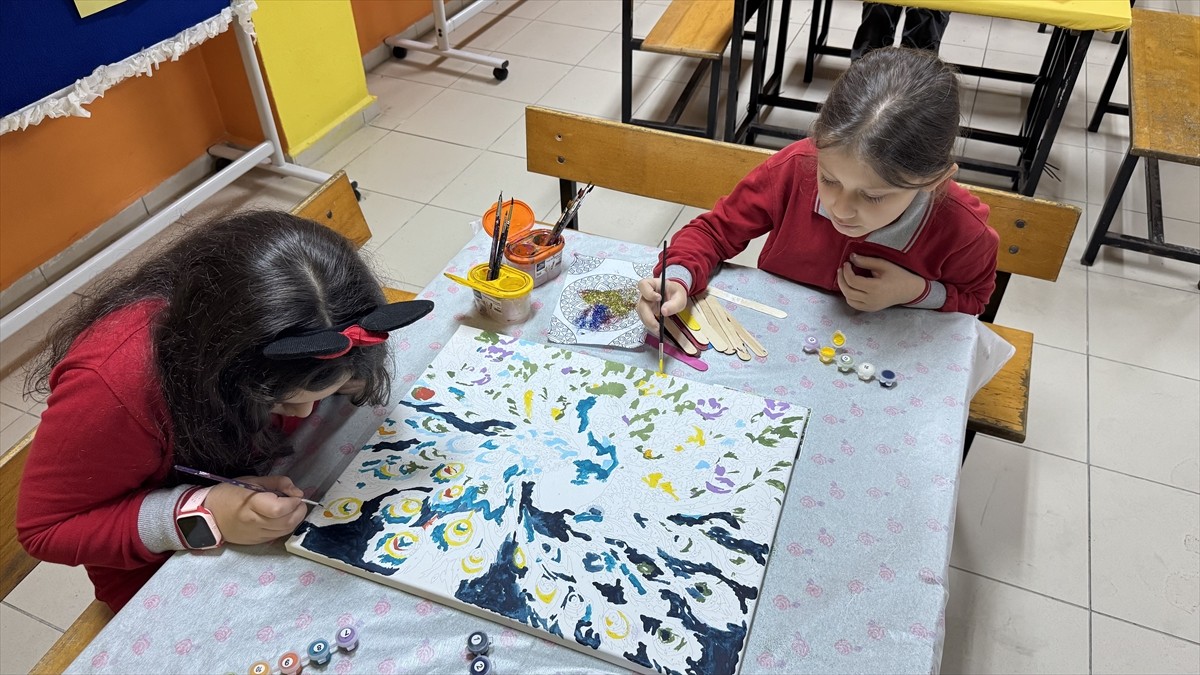 Trabzon'un Yomra ilçesindeki Yomra Merkez İlkokulu'nda nadir kullanılan malzeme odası, hayata...